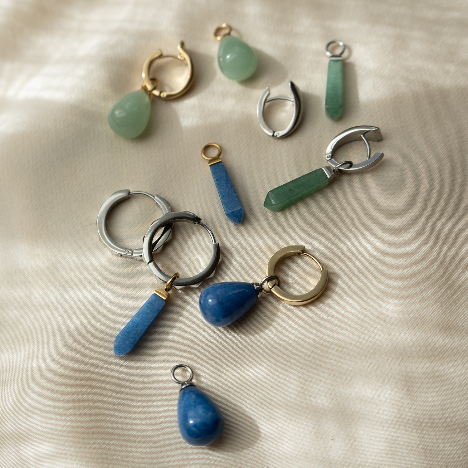 EAR ME UP Charm Obelisk Gold-Blau