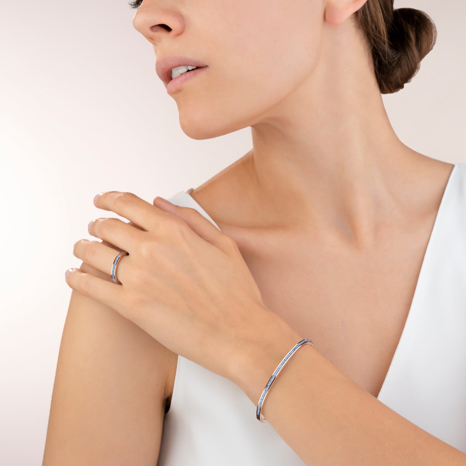 Armreif schmal Edelstahl rosegold & Kristalle Pavé hellblau Größe 17 cm