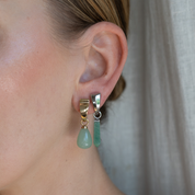 EAR ME UP Charm Tropfen Silber-Grün von COEUR DE LION – am Modell getragen