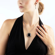 EAR ME UP Charm Obelisk Silber von COEUR DE LION – am Modell getragen