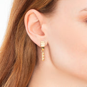 EAR ME UP Charm Spikes Trio Bar gold von COEUR DE LION – am Modell getragen