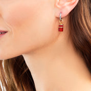 EAR ME UP Charm GeoCUBE® gold-rot von COEUR DE LION – am Modell getragen