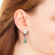 EAR ME UP Charm GeoCUBE® silber-hellgrün von COEUR DE LION – am Modell getragen