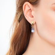 EAR ME UP Charm GeoCUBE® silber-hellblau von COEUR DE LION – am Modell getragen