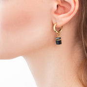 EAR ME UP Charm GeoCUBE® gold-schwarz von COEUR DE LION – am Modell getragen