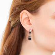 EAR ME UP Charm GeoCUBE® silber-schwarz von COEUR DE LION – am Modell getragen