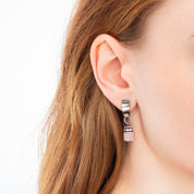 EAR ME UP Charm GeoCUBE® silber-rosa von COEUR DE LION – am Modell getragen