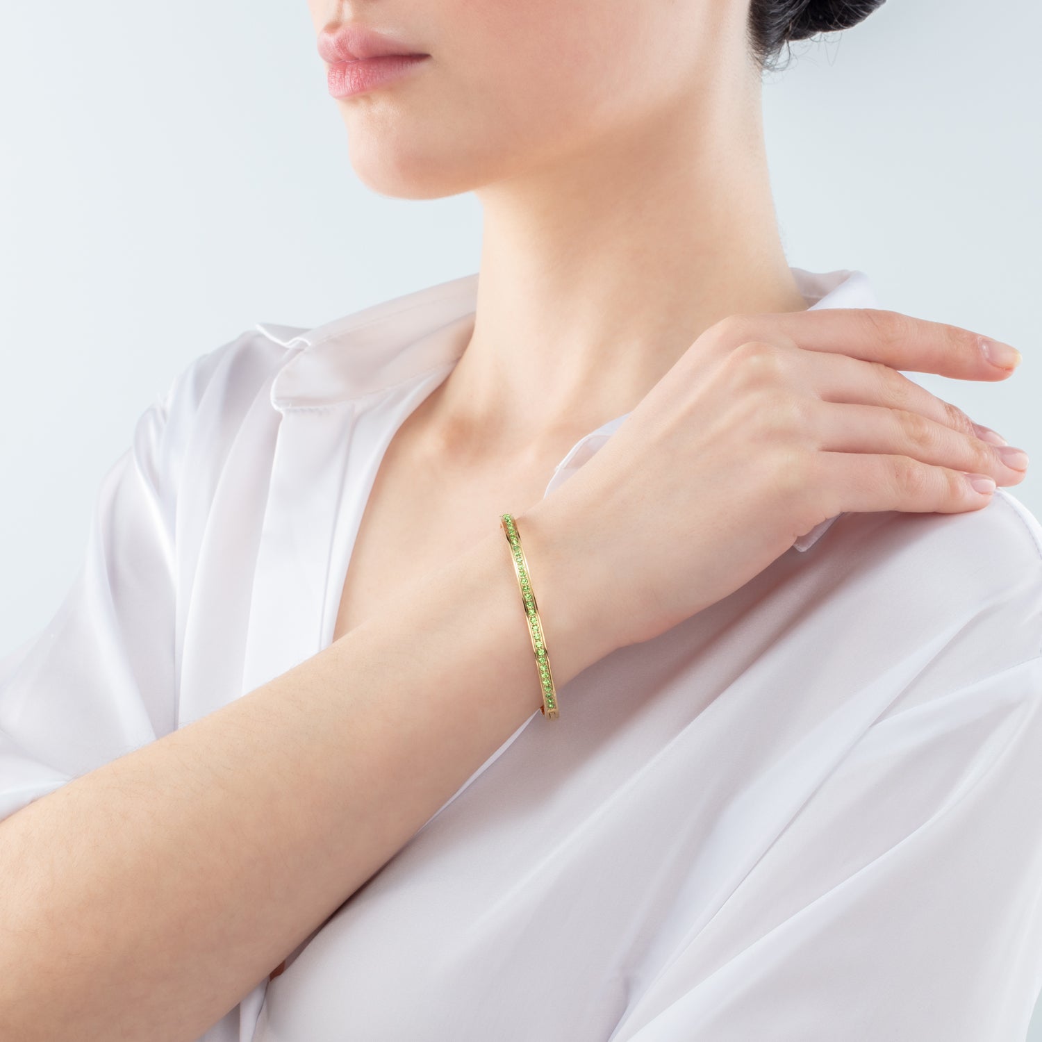 Armreif Edelstahl & Kristalle slim gold grün 17 von COEUR DE LION – am Modell getragen