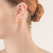 Ohrringe Creole 20 Edelstahl & Kristalle gold kristall von COEUR DE LION – am Modell getragen