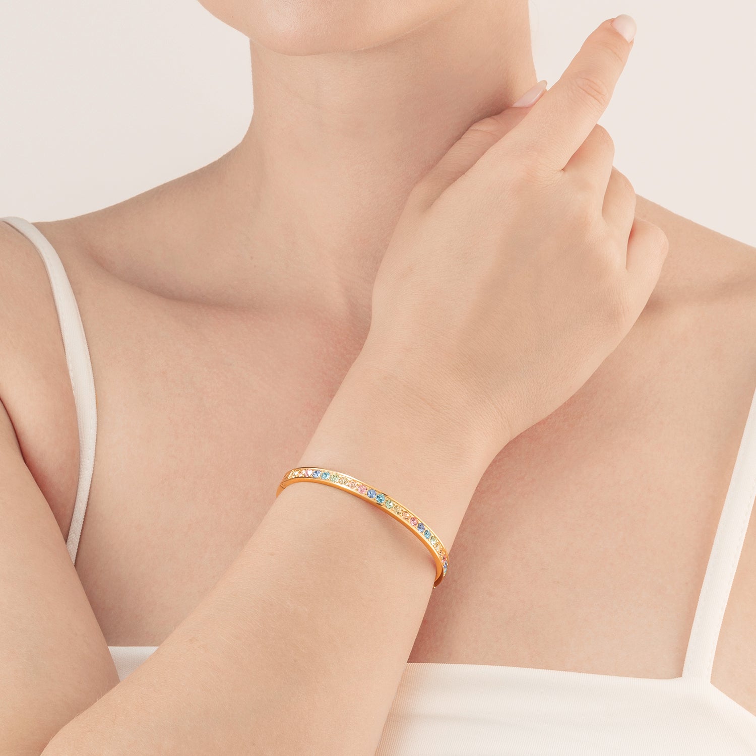 Armreif Edelstahl & Kristalle gold multi pastell (Größe 17 cm) von COEUR DE LION – am Modell getragen