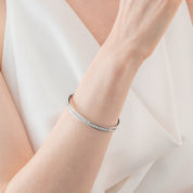 Armreif Edelstahl & Kristalle silber kristall (Größe 17 cm) von COEUR DE LION – am Modell getragen