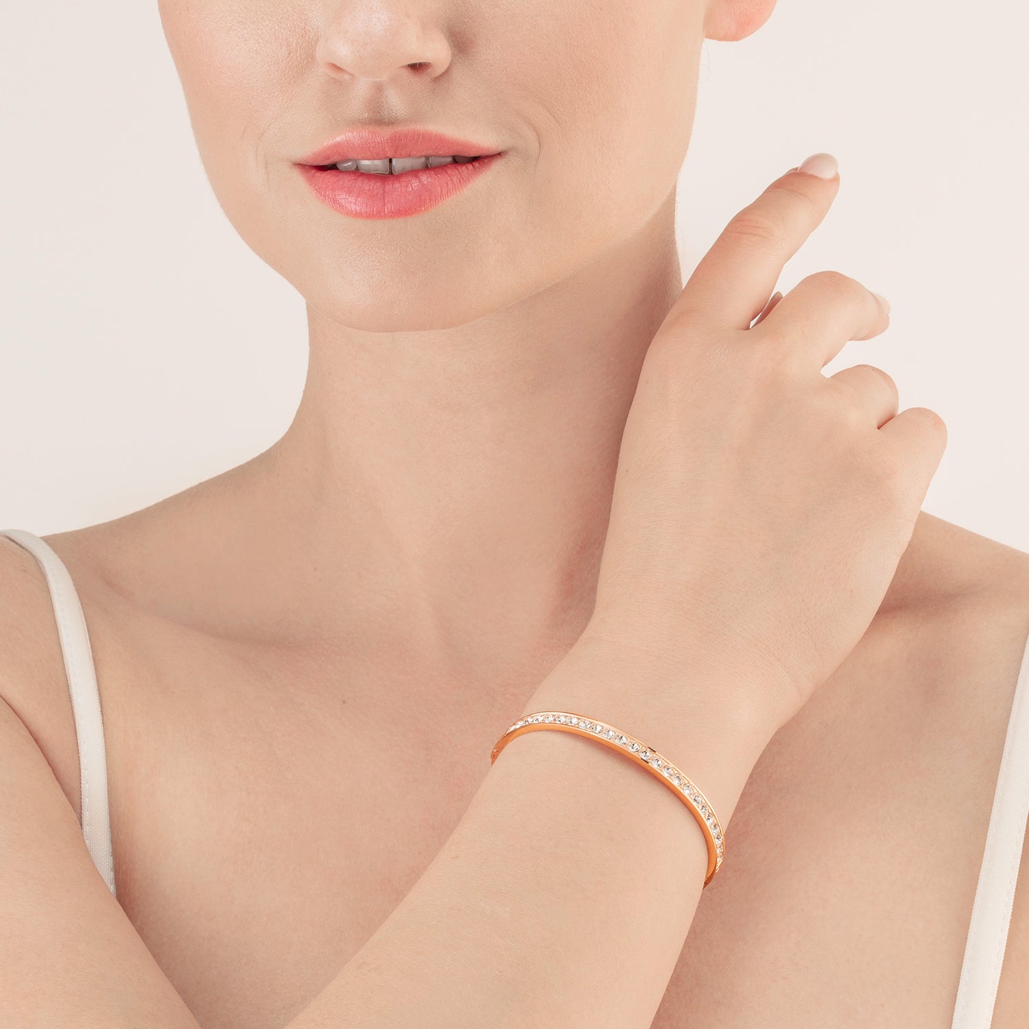 Armreif Edelstahl & Kristalle roségold kristall (Größe 17 cm) von COEUR DE LION – am Modell getragen