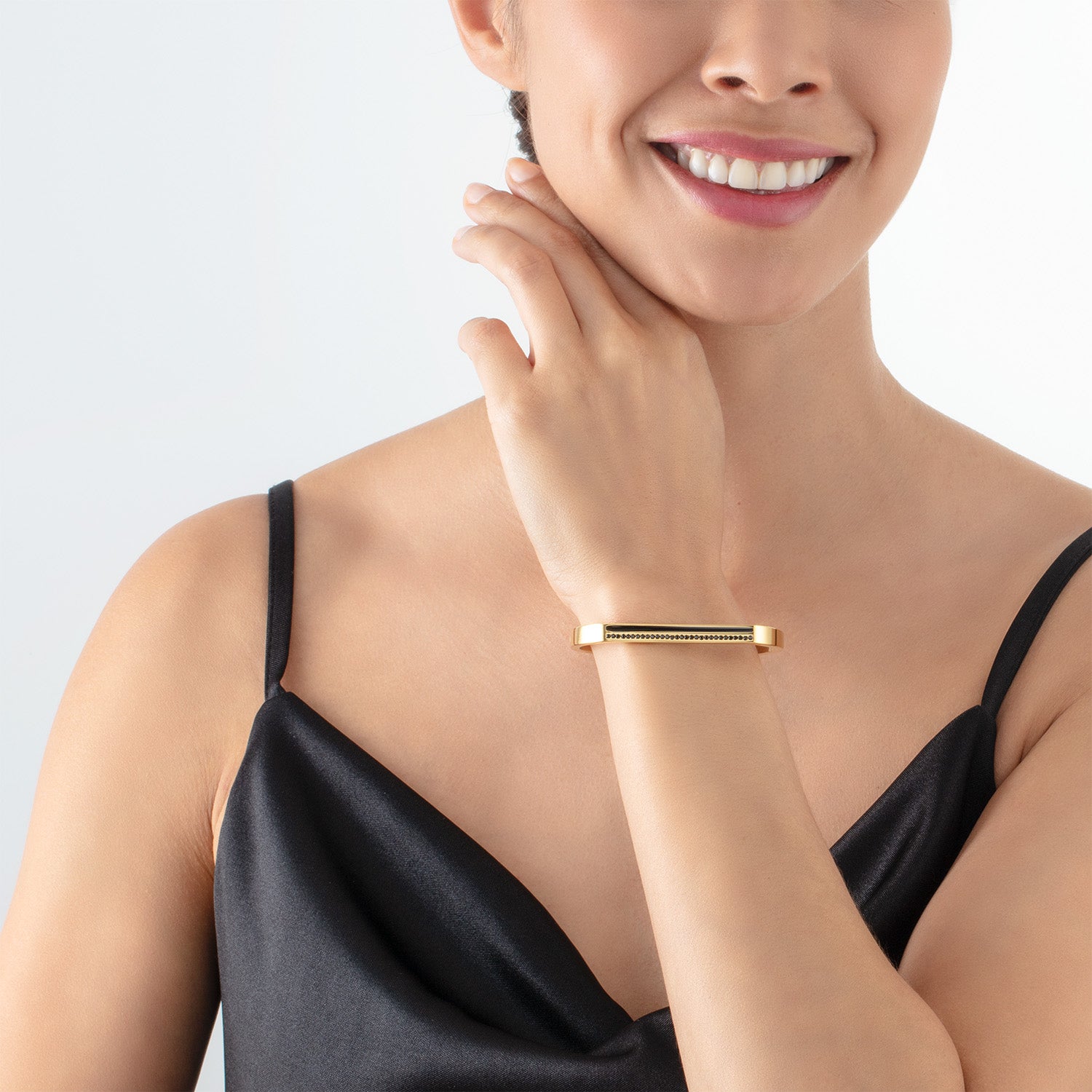 Armreif Cuff Square Stripes gold-schwarz von COEUR DE LION – am Modell getragen