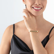 Armreif Cuff Square Stripes gold-schwarz von COEUR DE LION – am Modell getragen