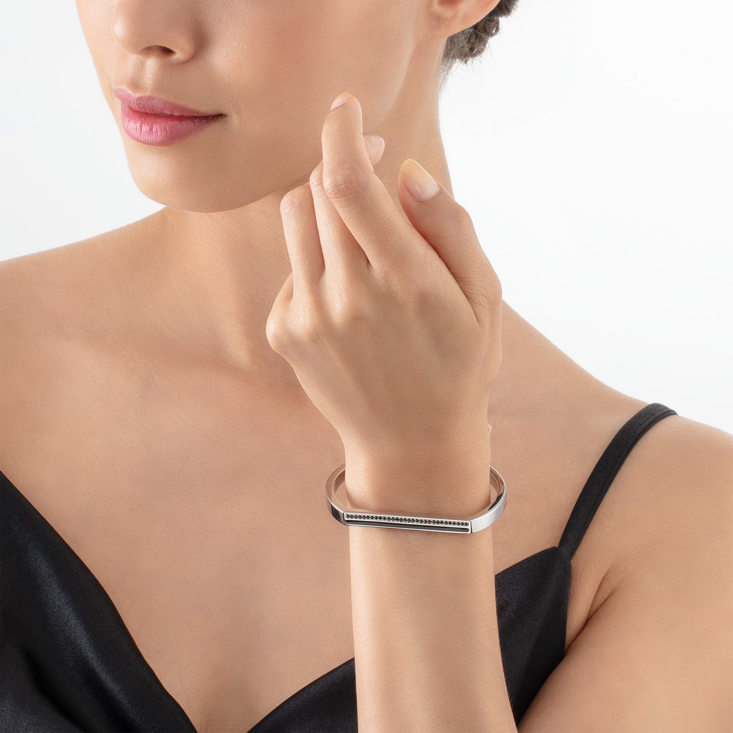 Armreif Cuff Square Stripes silber-schwarz von COEUR DE LION – am Modell getragen