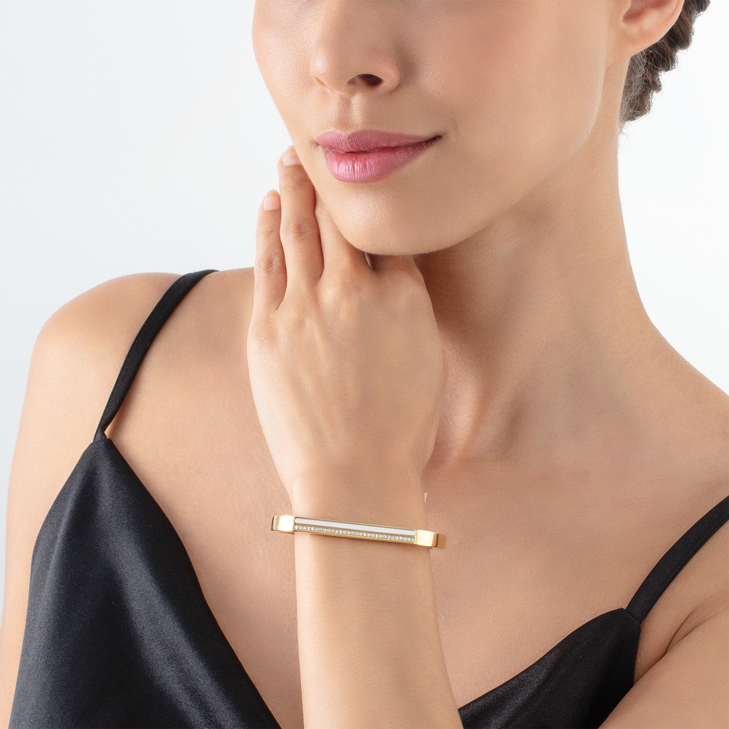 Armreif Cuff Square Stripes gold-weiß von COEUR DE LION – am Modell getragen