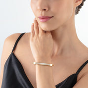 Armreif Cuff Square Stripes gold-weiß von COEUR DE LION – am Modell getragen
