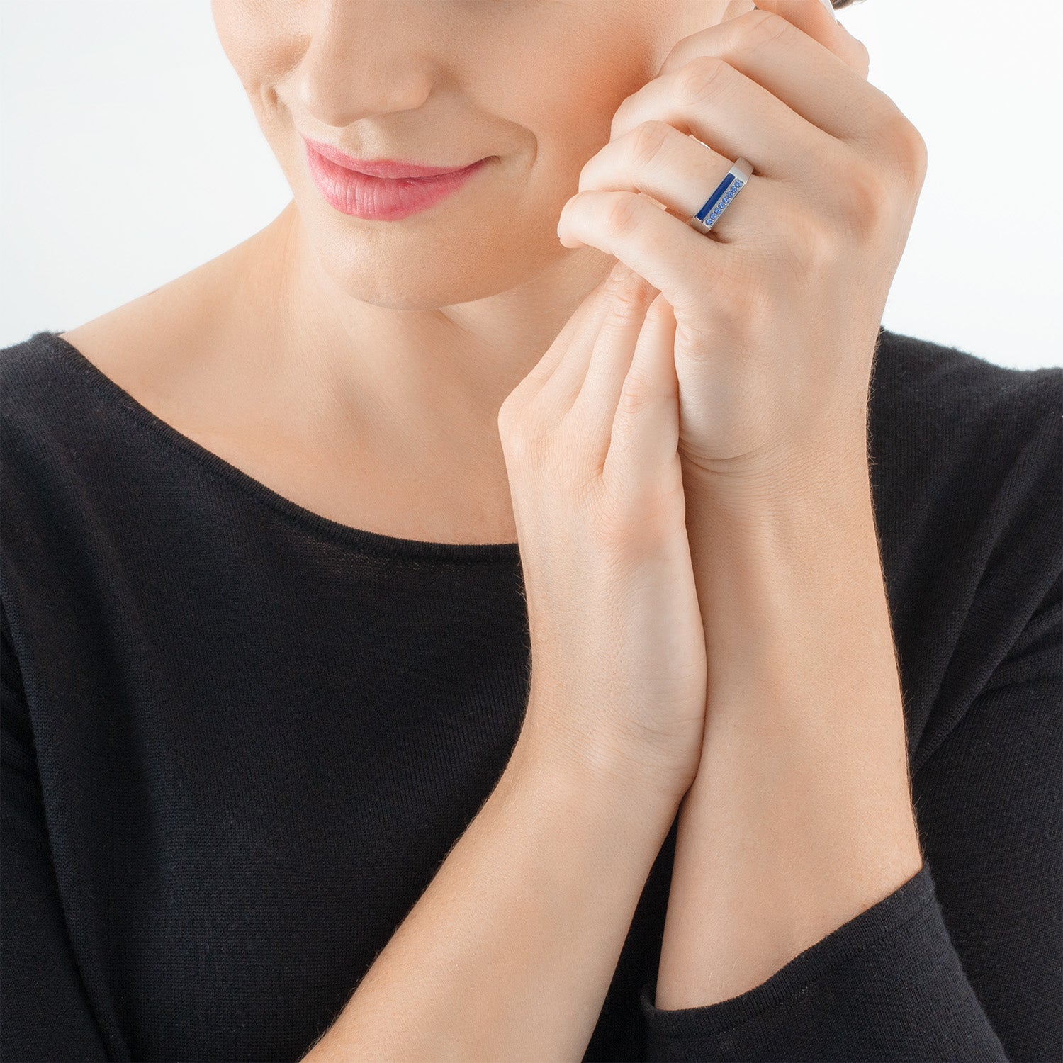 Ring Square Stripes silber-blau von COEUR DE LION – am Modell getragen