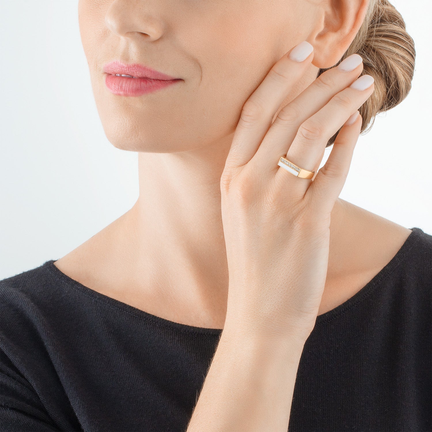 Ring Square Stripes gold-weiß von COEUR DE LION – am Modell getragen