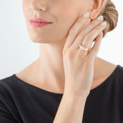 Ring Square Stripes gold-weiß von COEUR DE LION – am Modell getragen