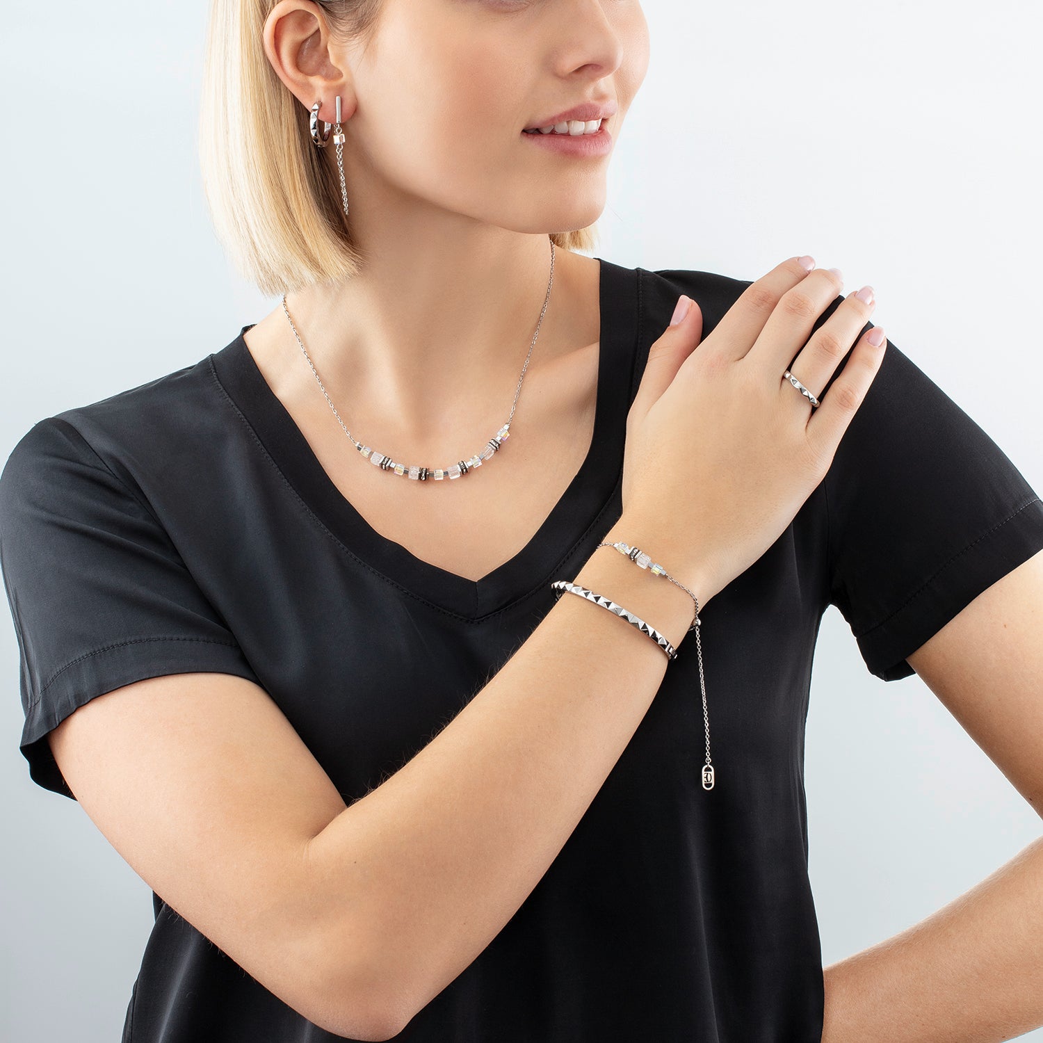 Armreif Spikes silber von COEUR DE LION – am Modell getragen