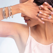 Eternal Unity Armreif gold-kristall von COEUR DE LION – am Modell getragen