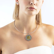Ohrstecker Square Wave silber von COEUR DE LION – am Modell getragen