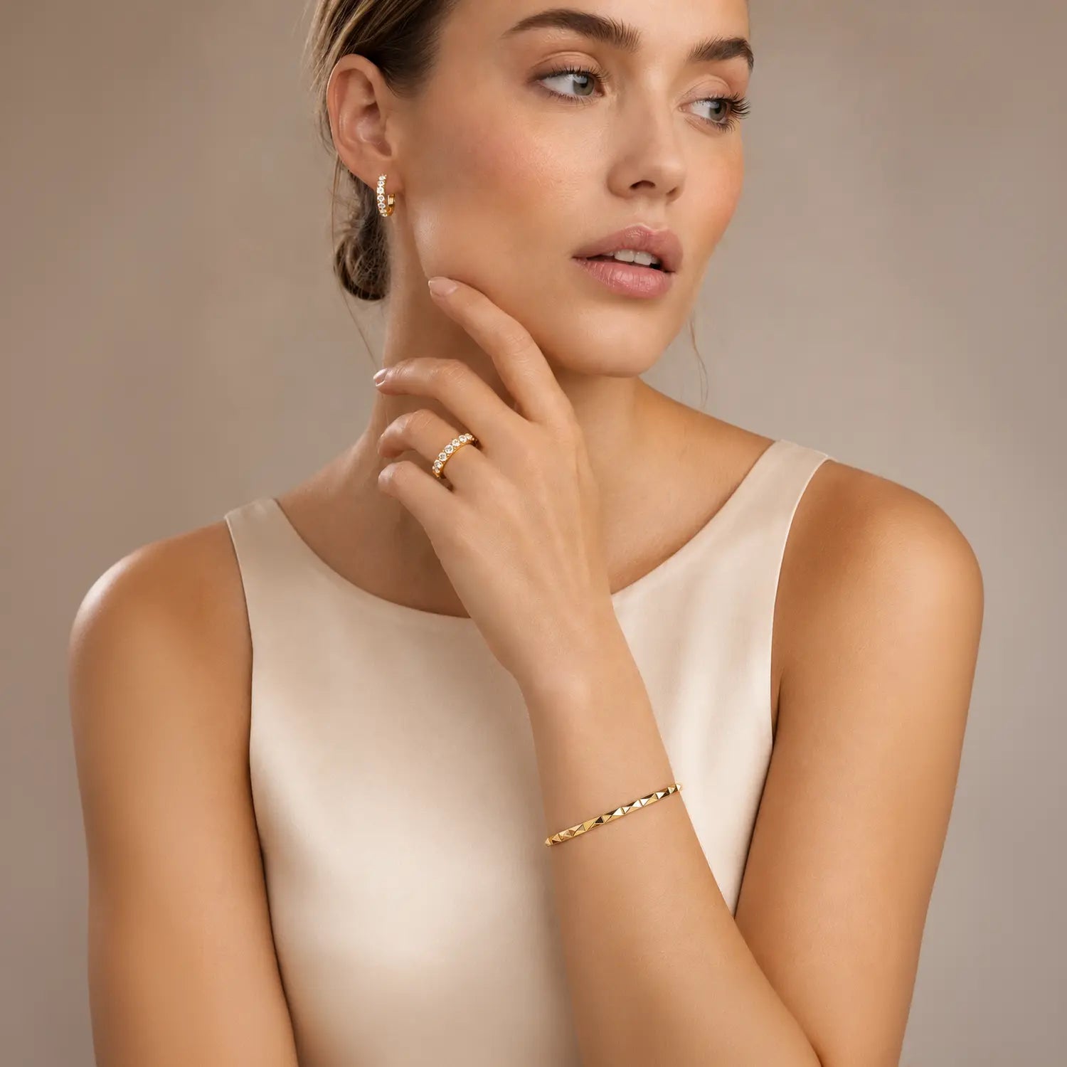 COEUR DE LION Eternal Love Bold Creolen Gold – am Model