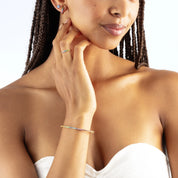 Eternal Love Creole mini gold-rainbow von COEUR DE LION – am Modell getragen