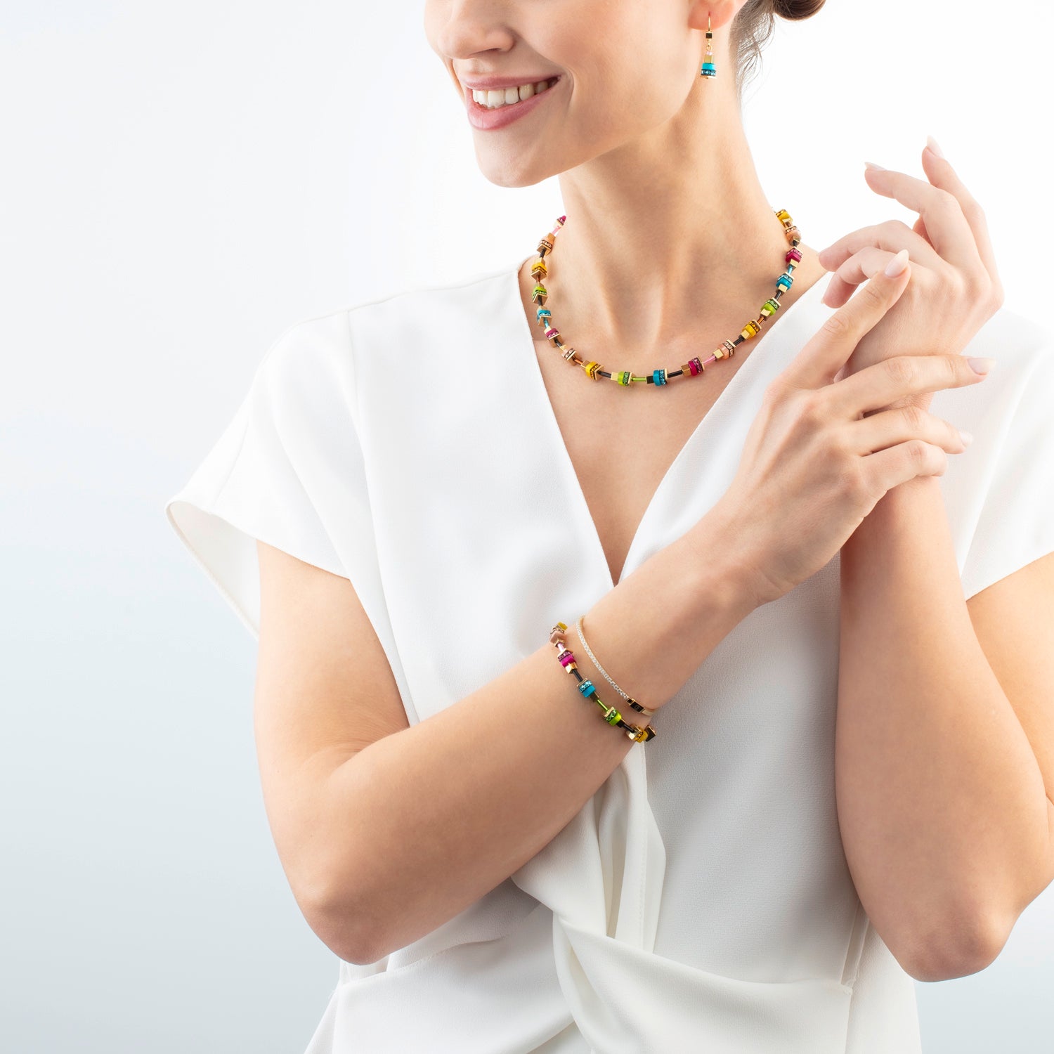 Eternal Love Armreif gold-kristall von COEUR DE LION – am Modell getragen