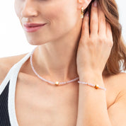 Ohrringe Creole Wave Cube Gold von COEUR DE LION – am Modell getragen