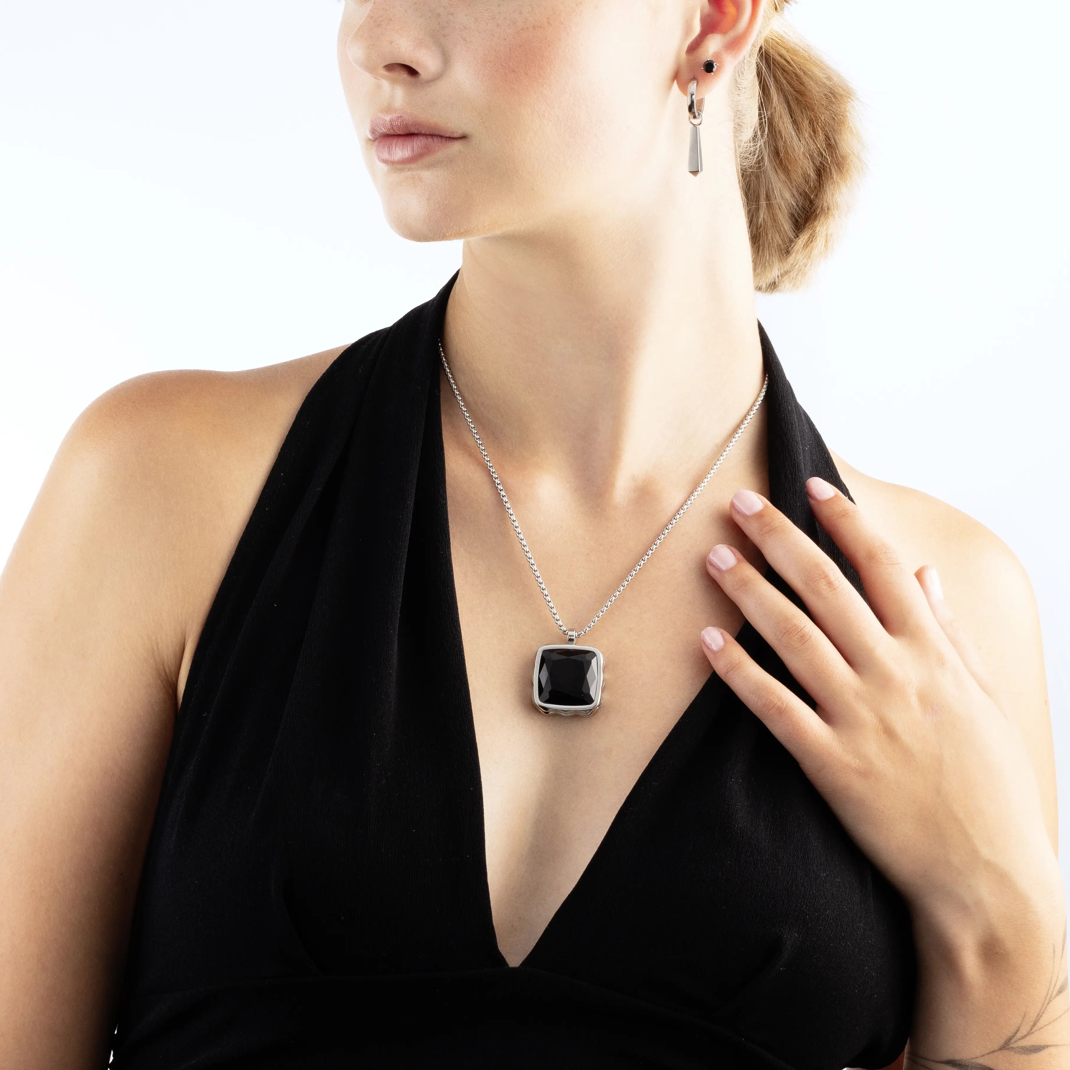 Ohrstecker Glam Dot 5 mm silber-schwarz von COEUR DE LION – am Modell getragen