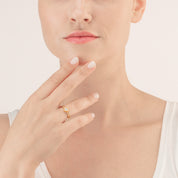 Sparkling Dots Ring gold kristall von COEUR DE LION – am Modell getragen