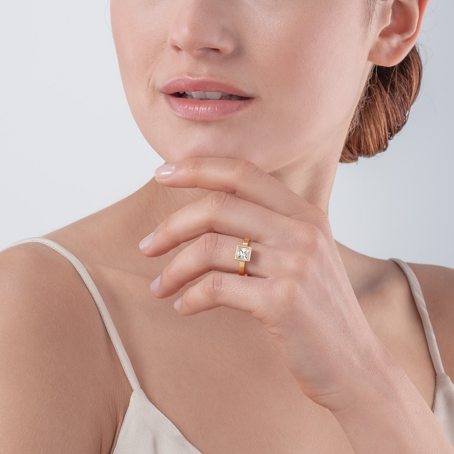 Brilliant Square big Ring gold kristall von COEUR DE LION – am Modell getragen