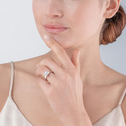 Brilliant Square big Ring silber kristall von COEUR DE LION – am Modell getragen