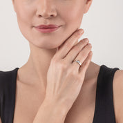 Brilliant Square small Ring silber kristall von COEUR DE LION – am Modell getragen