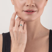 Brilliant Square small Ring silber aqua von COEUR DE LION – am Modell getragen