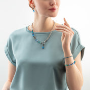 Tennisarmband silber-blau von COEUR DE LION – am Modell getragen