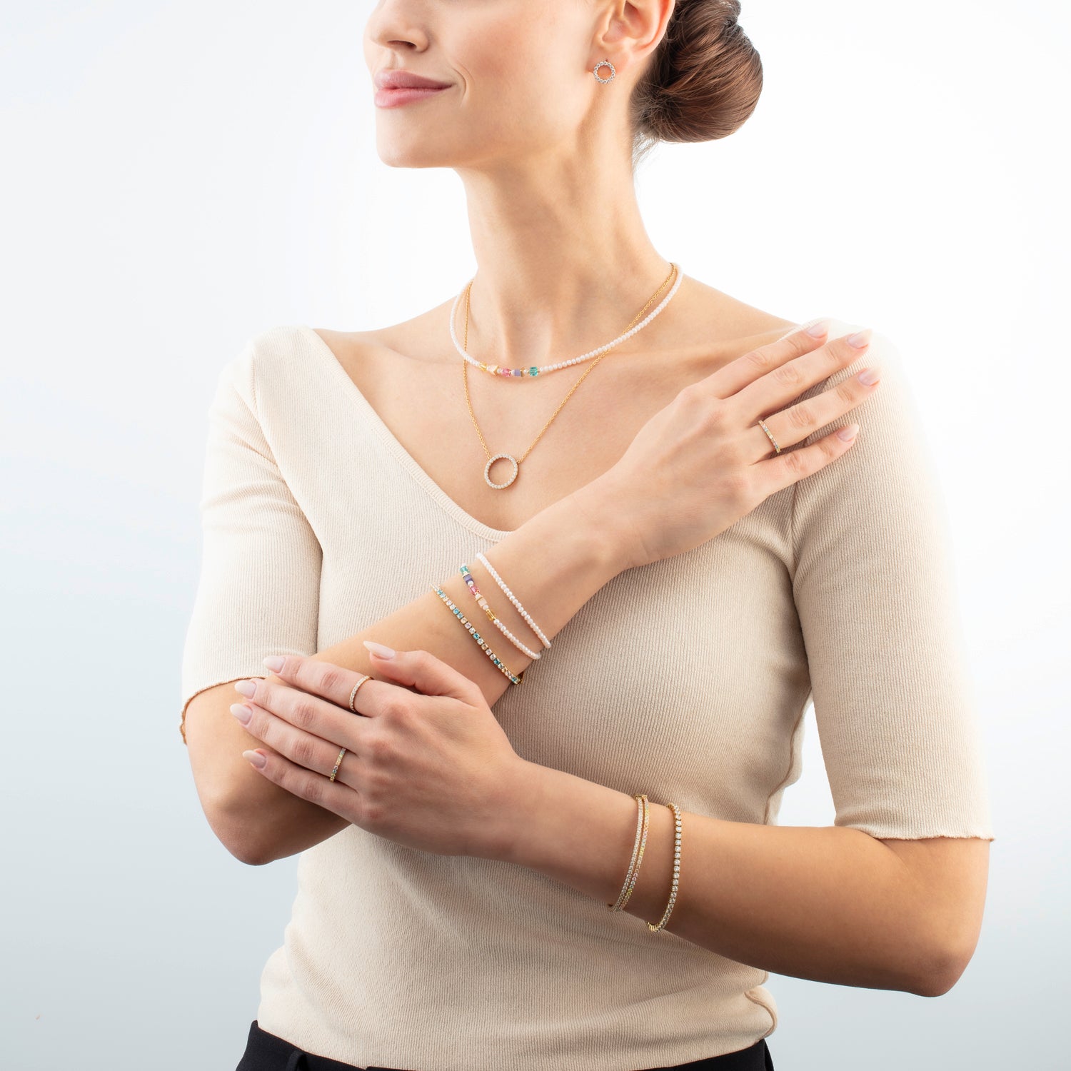 Tennisarmband gold-multicolor pastell von COEUR DE LION – am Modell getragen