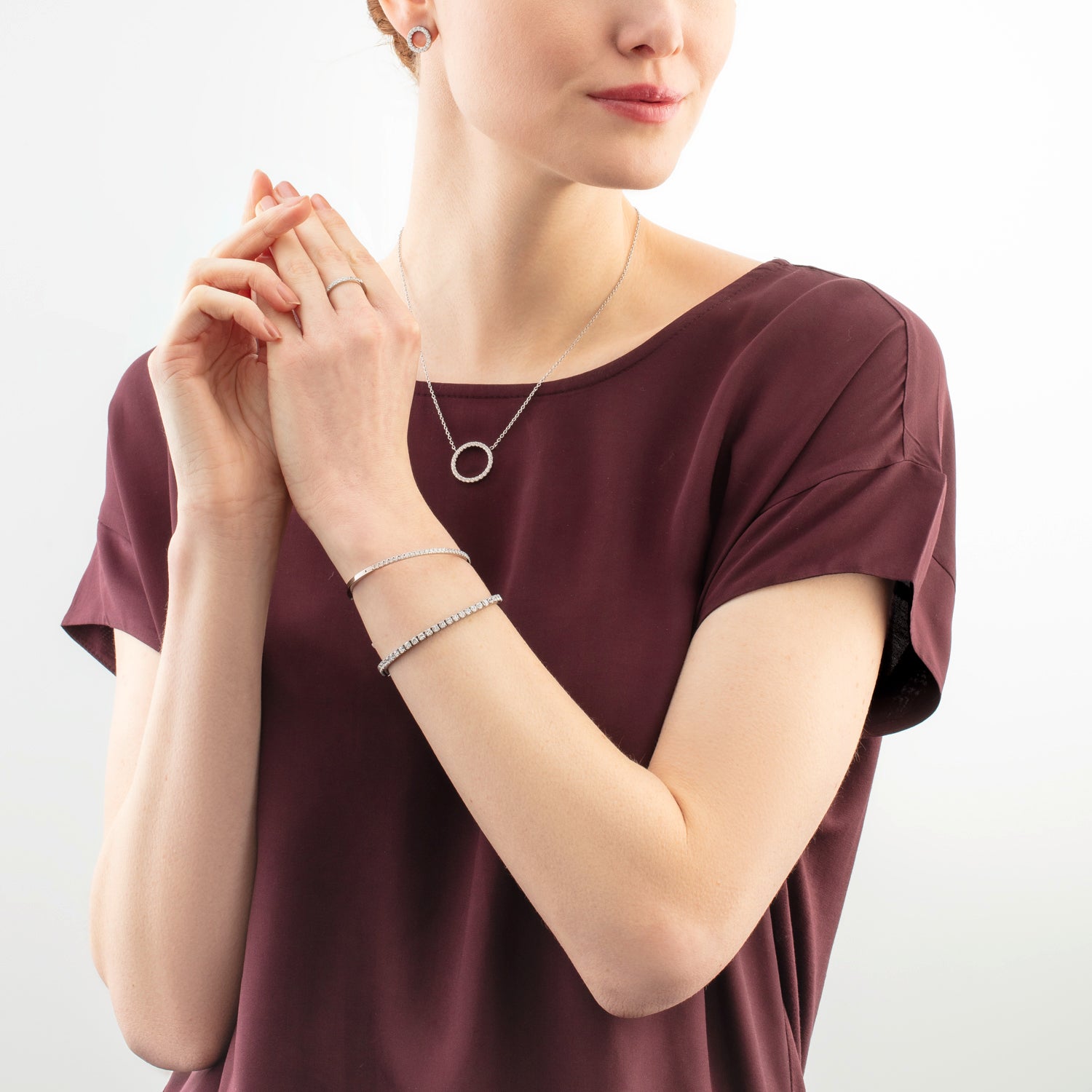 Tennisarmband silber-kristall von COEUR DE LION – am Modell getragen