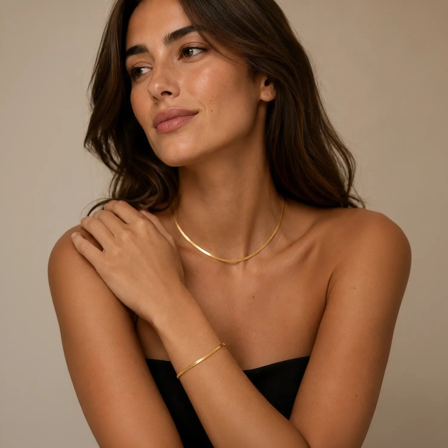 COEUR DE LION Flache Schlangenkette Gold – am Model