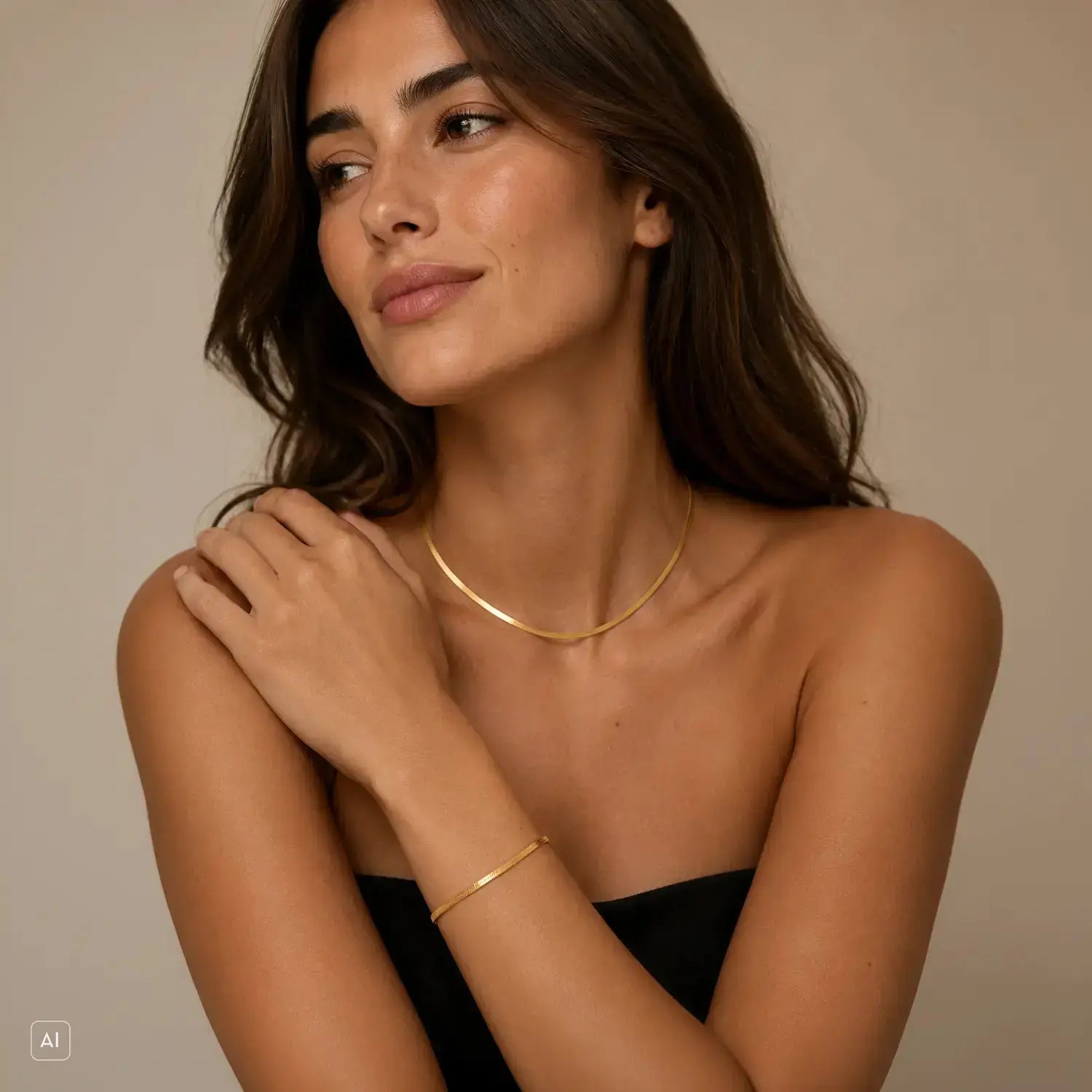 COEUR DE LION Flaches Schlangenarmband Gold – am Model