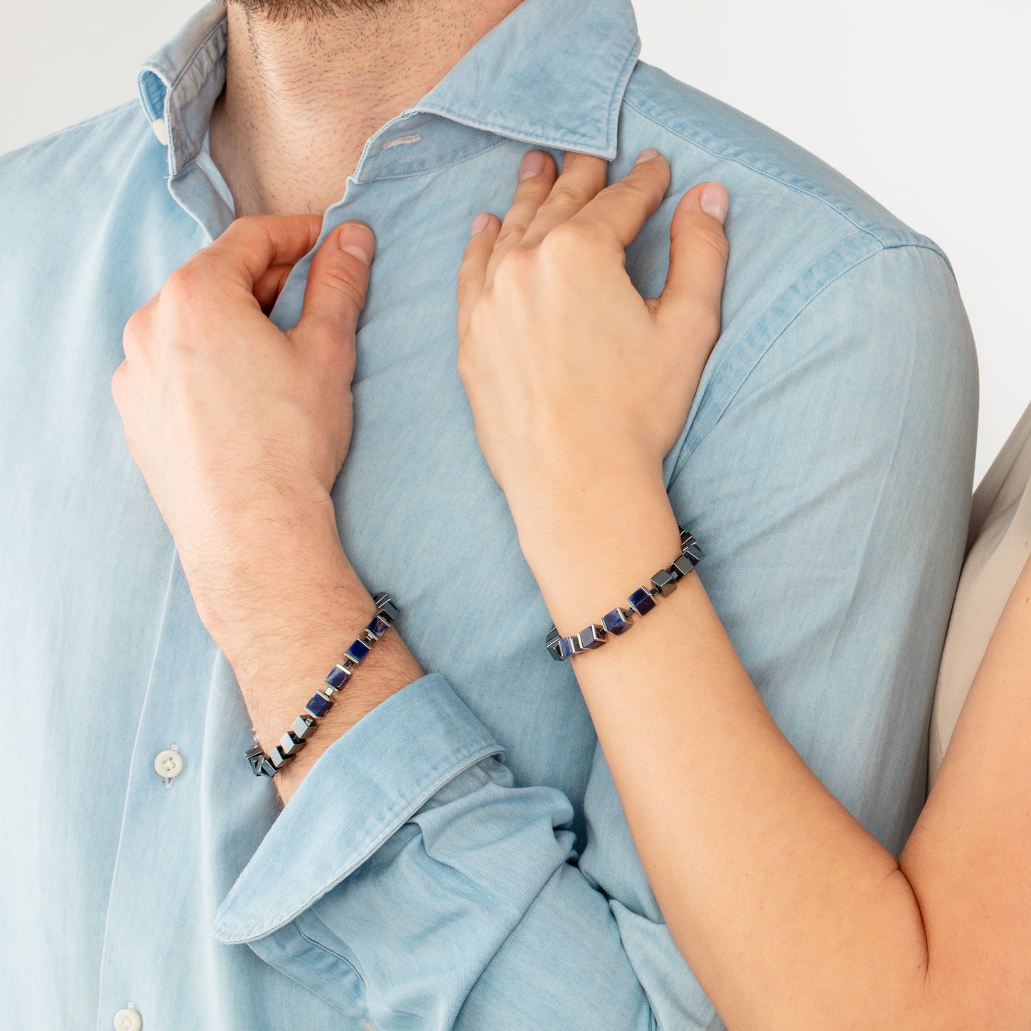 Unisex Armband precious cubes blau von COEUR DE LION – am Modell getragen