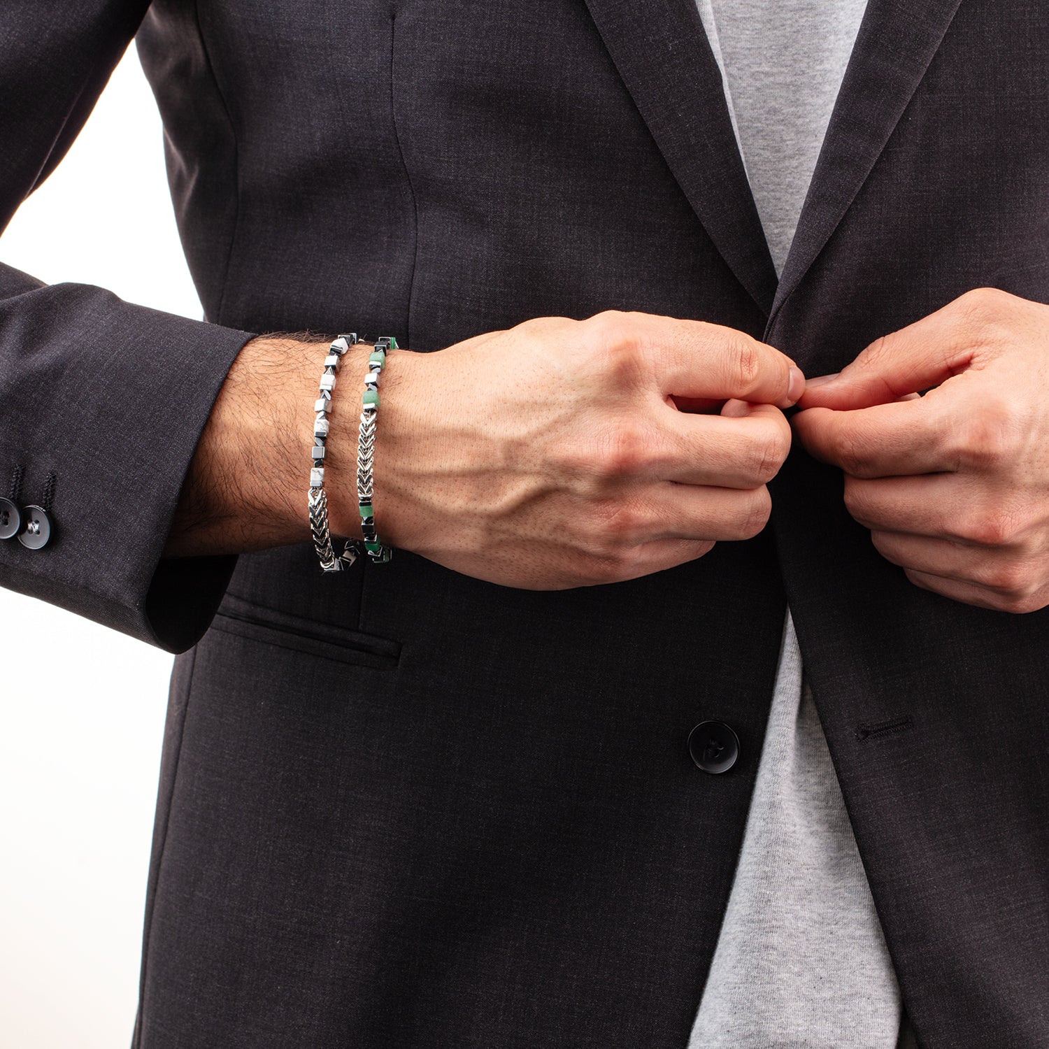 Armband Precious Cubes & Chain weiß-silber von COEUR DE LION – am Modell getragen