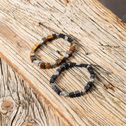Armband Cubes Tigerauge und Graphic Relief Edelstahl mit textilem Schiebeverschluss von COEUR DE LION – Tragevariante