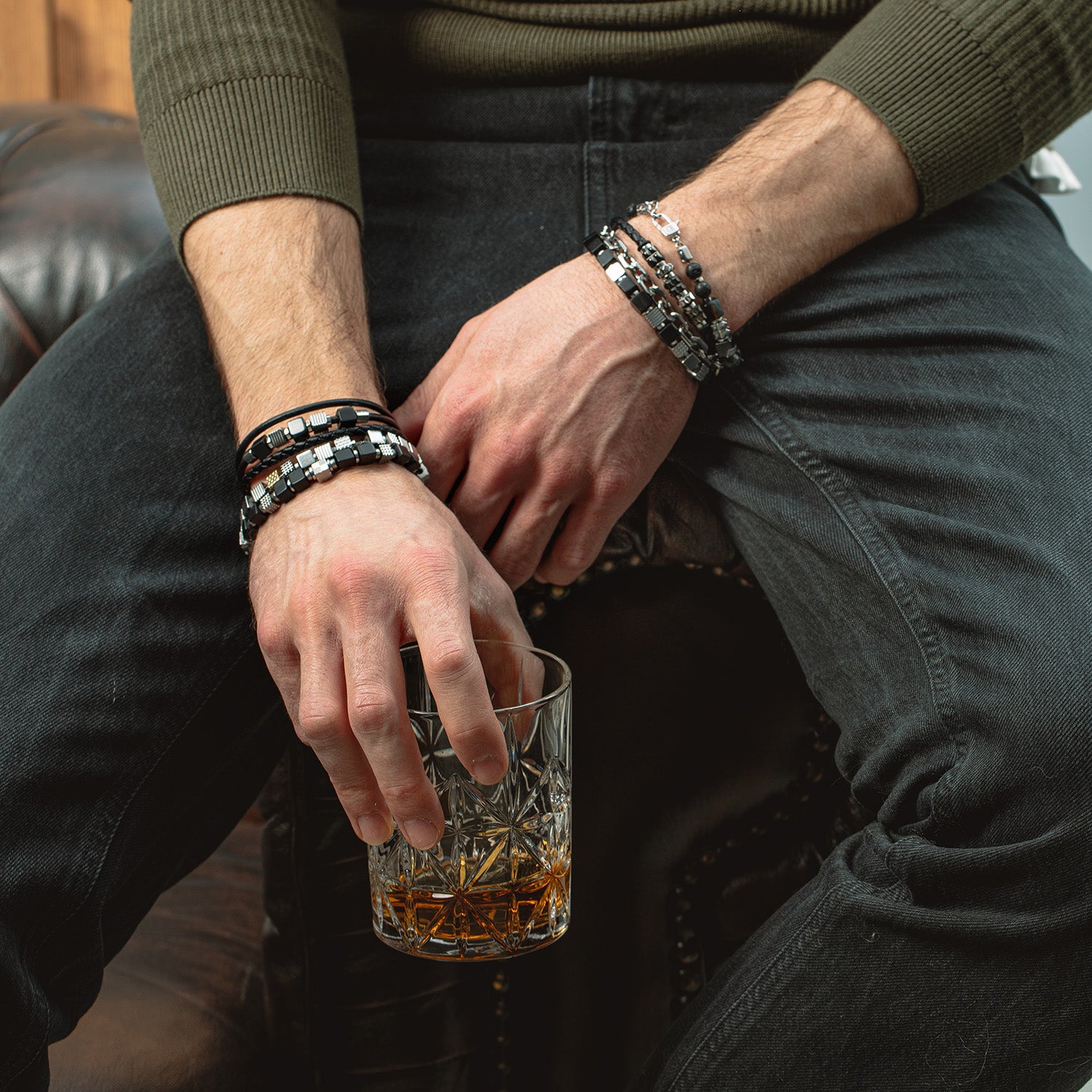 Armband Streifen-Onyx Cubes und Lava-Kugeln mit Spikes Cubes aus Edelstahl