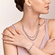 Halskette Süßwasserperlen & chunky chain 4-in-1 weiß-silber von COEUR DE LION – am Modell getragen