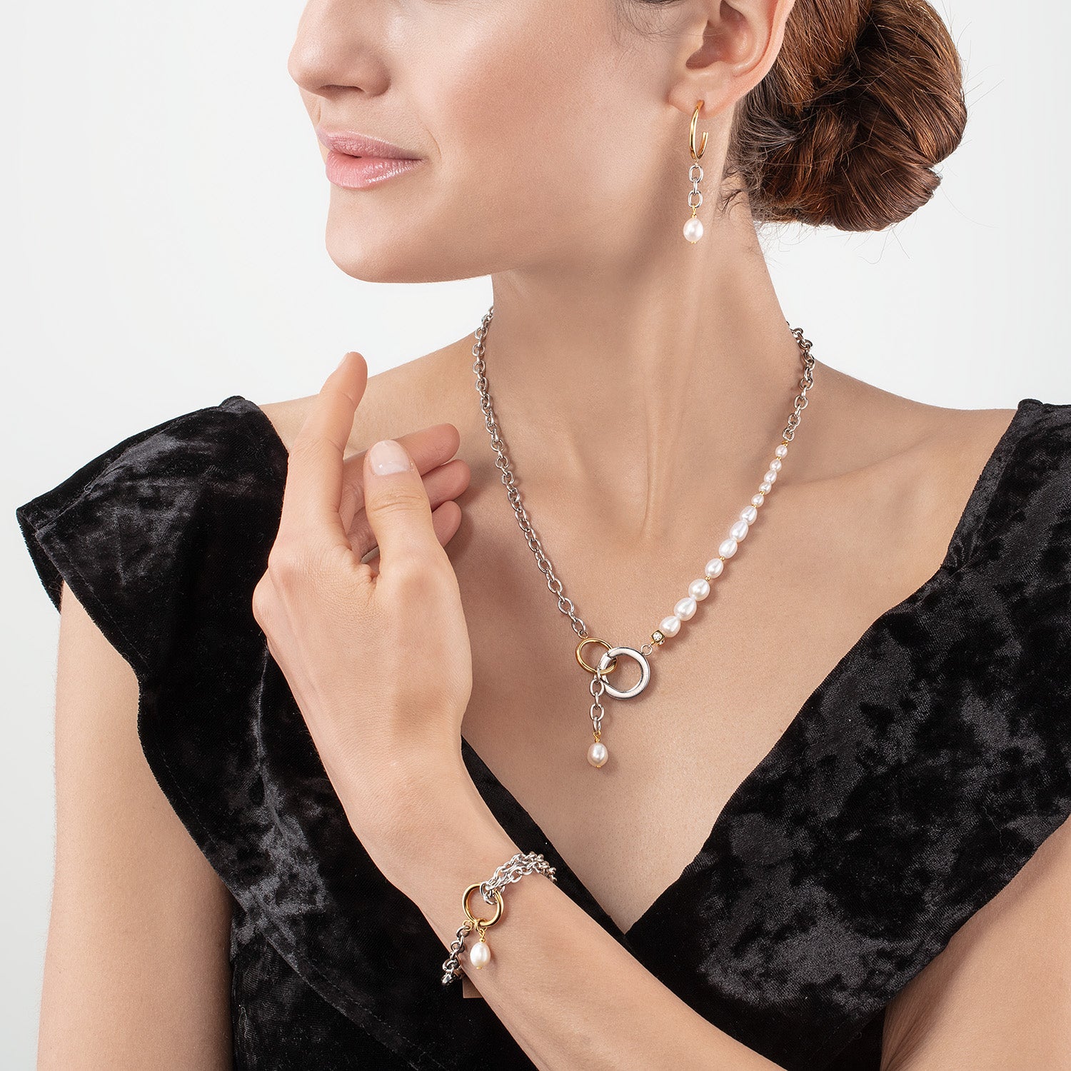 Armband Y & ovale Süßwasserperlen mit O-Ring bicolor von COEUR DE LION – am Modell getragen