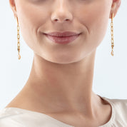 Ohrringe Modern Chain & Süßwasserperlen Charms gold von COEUR DE LION – am Modell getragen