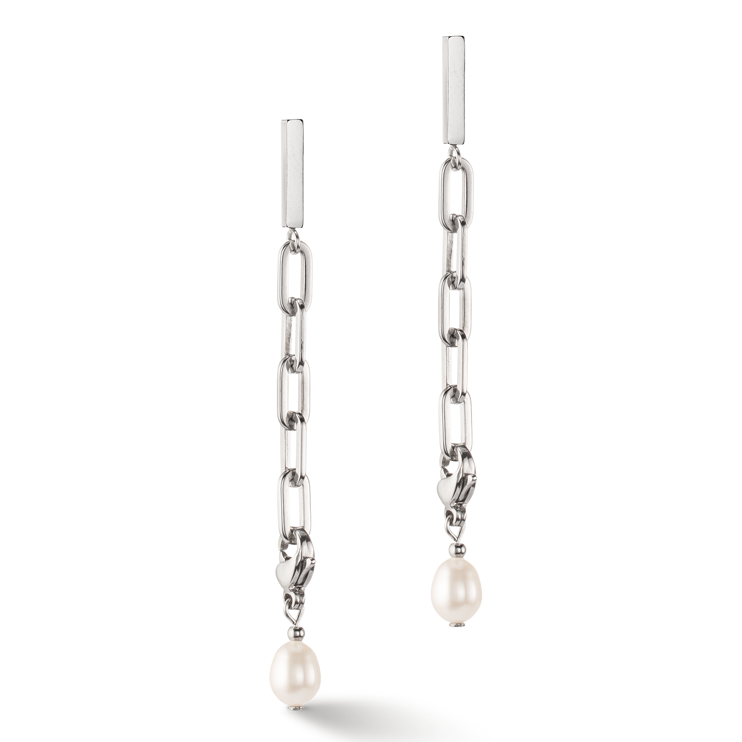 Ohrringe Modern Chain & Süßwasserperlen Charms silber von COEUR DE LION – Detailaufnahme